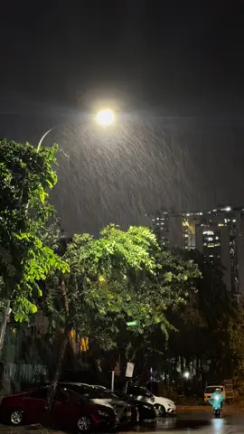 Mưa trong lòng …ngày lòng buồn nhất là trời đổ cơn mưa #hanoitrongtoi #canhdephanoi #hanoivedem 