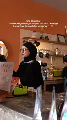 Kita dibalik bar yang selalu menunggu dengan senyum, memberi pelayanan yang terbaik untuk fellas sekalian ♥️🫶 . . . #aboutsomething #aboutsomethingcoffee #sayangkamu #fyp #fyppppppppppppppppppppppp #barista #baristalife 