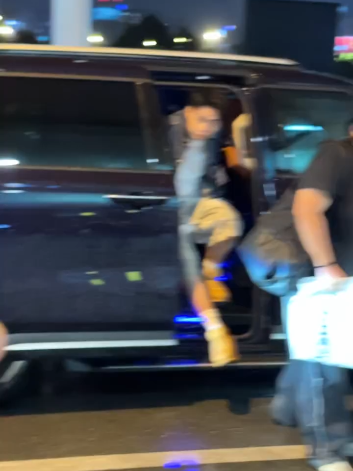 Cục zàng vừa bước xuống xe là visual nhỏ sáng bừng cả sân bay luôn chời ơi. Bé iu giữ gìn sức khỏe qua Mỹ diễn thuận lợi và bùng cháy nha. Mọi người ở nhà luôn ủng hộ em 🔥🔥🔥 P/s: Cuối cùng thấy bóng ai kia thấp thoáng, zị là tym các mẹ các chị ở nhà có thể nằm yên trong lồng ngực rồi 😊😊😊 Nguồn vid: phgbaee #Negav #AnhTraiSayHiConcert #AnhTraiSayHiLasVegas #viraltiktok