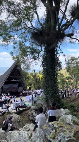 Ketika Agama dan Budaya bersatu.  BATAK ITU KEREN!!! #samosir #fwelb2025 #pusukbuhit #laketoba 