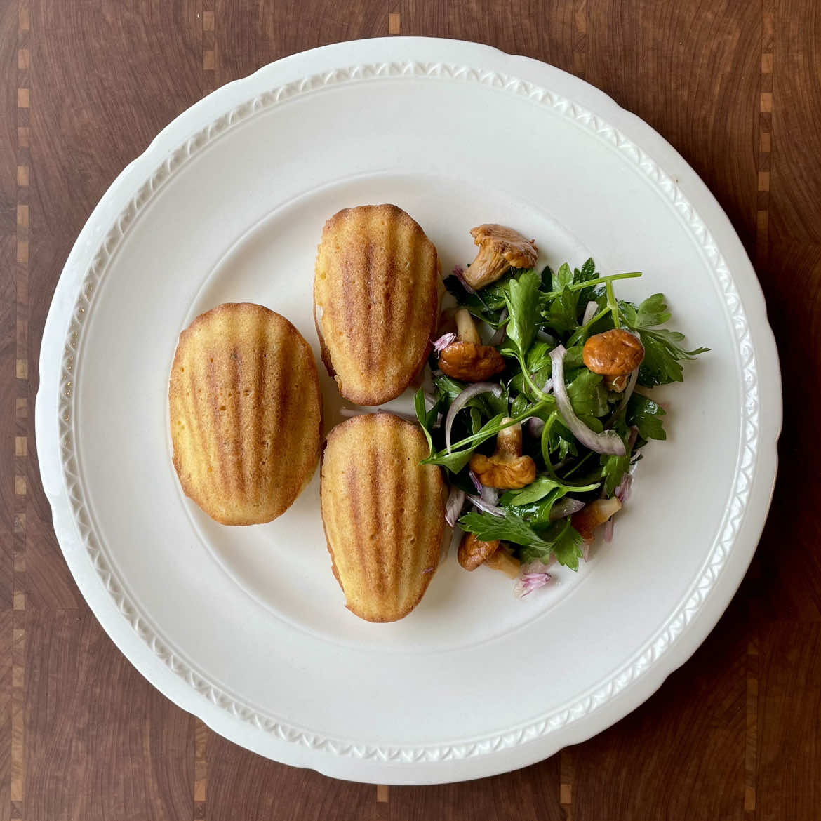 🥪🐓 « Sandwich » de Madeleines aux herbes & Mousse de foie • Pickles de girolles & salade de persil 🐓🥪 Recette sur mon post insta, lien en bio ⬆️ La mousse de foie c’est tiers S y’a pas débat 🤷‍♂️ j’voulais en faire un p’tit sando facile à manger alors la madeleine aux herbes c’était la candidate idéale 🤝 📀: Jungle Jack, Alpha Wann - Solo au restaurant pt2 #recette #sandwich #recettefacile #madeleines #Recipe #pourtoi #fyp 