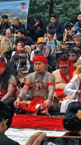 Suku Dayak adalah kelompok suku asli yang mendiami pulau Kalimantan, Indonesia. Mereka terdiri dari berbagai sub-suku dengan bahasa, adat, dan kepercayaan yang beragam. Secara historis, mereka hidup di pedalaman Kalimantan, dekat sungai-sungai, dan memiliki hubungan erat dengan alam. Asal Usul: Suku Dayak berasal dari Kalimantan dan merupakan penduduk asli pulau tersebut. Ada teori yang mengatakan bahwa mereka berasal dari Yunnan, China Selatan, dan bermigrasi ke Kalimantan. Suku Dayak memiliki beragam ciri khas yang mencerminkan kekayaan budaya dan tradisi mereka. Beberapa ciri khas yang paling menonjol adalah rumah panjang (Betang), seni ukir dan anyaman, tari-tarian tradisional, upacara adat, serta penggunaan tato sebagai bagian dari identitas dan kepercayaan. Selain itu, Suku Dayak juga dikenal dengan senjata tradisional seperti mandau dan mata pencaharian yang dekat dengan alam. #sukudayak #dayakkalimantan #dayak #budayadayak #wonderfullindonesia #budayaindonesia #sejarah 