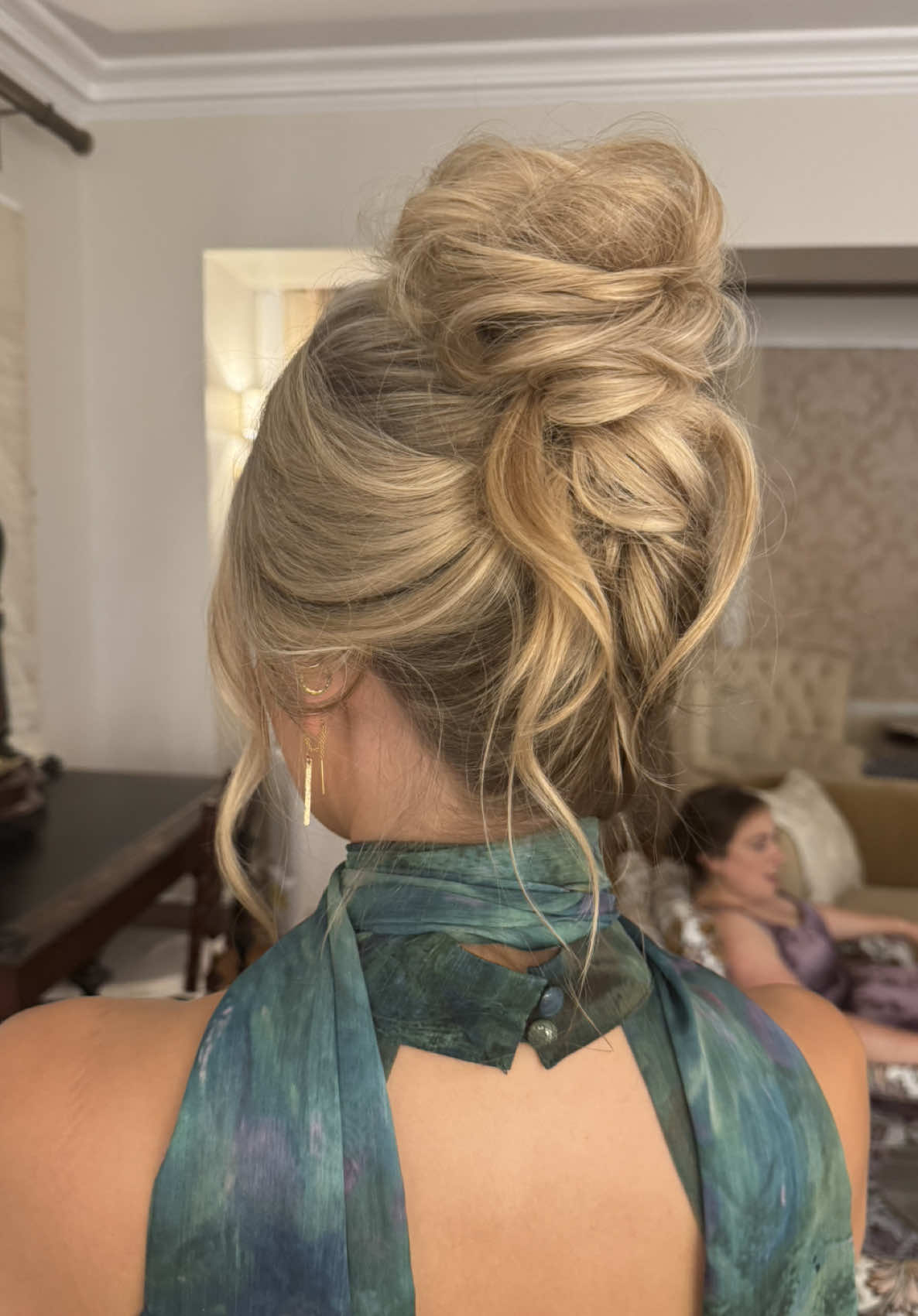 Your baby fine hair is so capable, I promise. MUA @lovebloommakeup  Using: @Moroccanoil perfect defense @SexyHair powder play lite @babylissprousa 1” extended barrel @lalasupdos crimper @designmehair texture spray and hold me 3 ways @AIIR Professional smoothing cream @pinkpewter magnetic bracelets #bridalhairstyles #weddinghairstylist #2025weddingtrends #bridaltrends #updotutorial #90shairstyle 