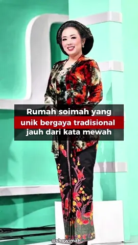 Memiliki hunian yang nyaman merupakan impian semua orang. Rumah jadi hal yang krusial sebab digunakan seseorang untuk menghabiskan banyak aktivitas, seperti tidur, makan, bermain dengan anak atau bercengkrama bersama keluarga.  Tak sedikit artis Indonesia yang memilih sebuah hunian dengan pertimbangan tertentu termasuk di dalamnya rumah dengan nuansa etnik tradisional. Sosok Soimah memang dikenal sebagai seniman multitalenta, namun siapa sangka bahwa ia juga memiliki bangunan megah dengan wujud arsitektur khas Jawa melalui sebuah pendopo yang kemudian diberi nama Pendopo Tulungo. Berlokasi di Jalan Imogiri Barat, Bantul, Yogyakarta, pendopo ini bukan sekadar hunian pribadi, melainkan juga dapat disewa untuk umum. Bangunan ini berdiri gagah dengan konsep arsitektur khas Jawa, lengkap dengan elemen-elemen ukiran kayu yang rumit serta struktur joglo yang monumental. Selain menampilkan estetika tradisional, Pendopo Tulungo juga memberikan fleksibilitas dalam hal penyewaan, sehingga cocok digunakan untuk berbagai jenis acara, mulai dari pernikahan hingga pertemuan resmi. #fyp #beritatiktok #showimah #viral