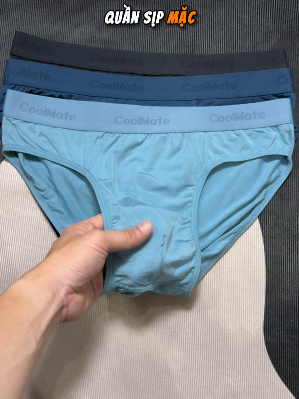 Quần tam giác Coolmate lenzing modal: mềm, mát, ôm gọn, đủ khiến bạn thấy dễ chịu cả ngày. Với chất liệu 91% Lenzing Modal và 9% Spandex, vải mềm mịn, thấm hút mồ hôi cực tốt, giúp bạn luôn khô thoáng và thoải mái cả ngày. Form brief ôm gọn, cạp lưng co giãn êm ái, không bị cuộn hay hằn da, thích hợp mặc dưới quần âu hay quần jeans. #sipnam #tiemboxer #brief #coolmate #quantamgiac #quansip 