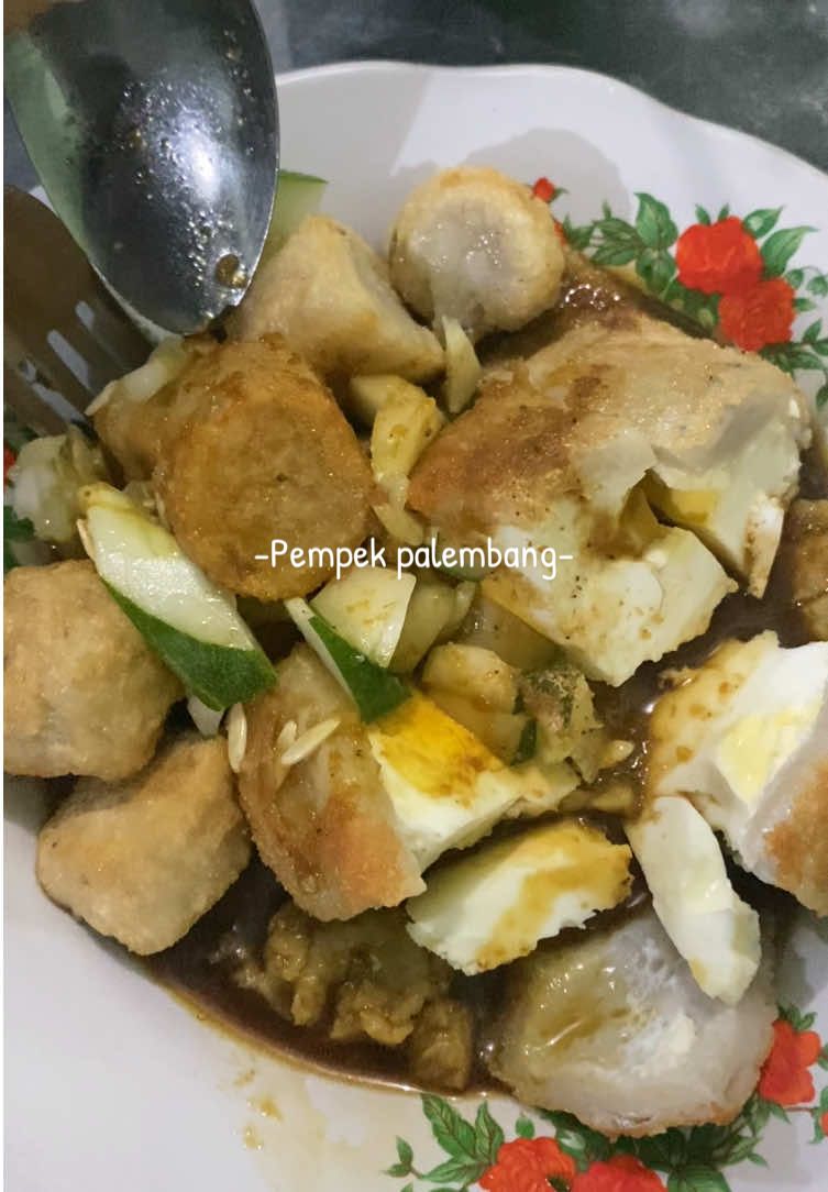 Pempek palempang tapi di pati, pempek favorite 1 porsi lengkap udah ngenyangin puoll 😭 #pempek #pempekpalembang #pempekkapalselam #kulinerpati #kulinertiktok #jajanandipati 