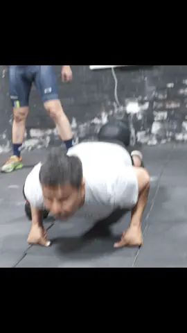 En La Bestia Fitness lloramos, sudamos, y a veces nos arrastramos… Pero nunca falta una buena risa entre rep y rep 😅 Aquí el WOD no perdona, pero el ambiente lo compensa todo. #CrossFitConSabor #LaBestiaFitness #RíeYRevienta #ComunidadBestia #CrossFitEcuador #SomosLocosPeroFelices #ecuador🇪🇨 