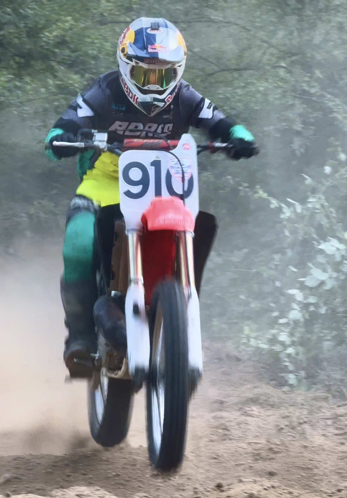 If you were ranking best 250 2-strokes of all time, where would you rank Honda’s mid 90’s CR250’s? Cruising through the dust on the ‘96 CR250 🤠 @Red Bull Motorsports @Red Bull @MotoSport.com @All Balls Racing 🎥: @Charlie McDermott Hale #CR250 #CR250R #honda #2stroke 