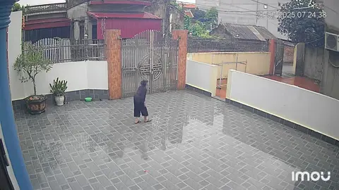 các cụ gánh còng lưng ,ai có ý định làm sân kiểu mới thi suy nghĩ ngay việc này đi nhé ,đi chân không có mà trơn kinh khủng,bé nhà e vừa chạy vừa bắt chuồn chuồn mới ngã đau vậy ,trvia bé không sao ạ 