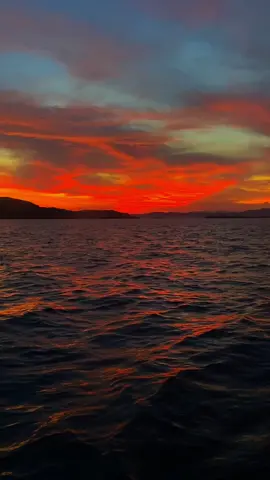 Keindahan labuan bajo emang tak ada habisnya .  #labuanbajo #nttpride🏝🔥 #padarisland #komodonationalpark #snorkeling #sunset #beach #sunrise #laut #lautan #photography #tiktok #ocean  