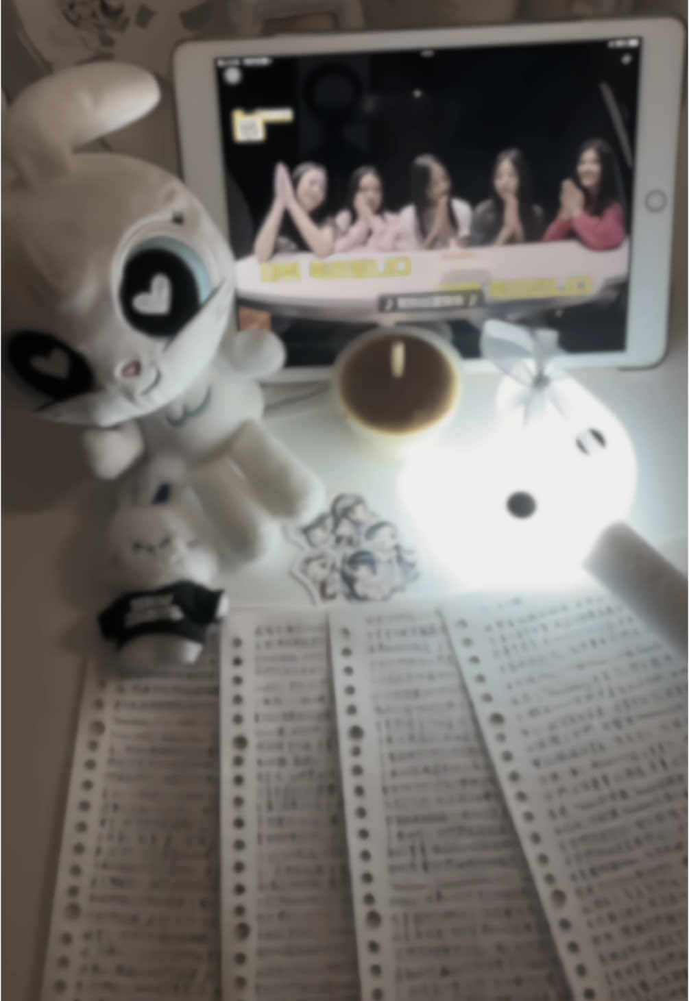 To:五小妹 時間真的過得好快 沒想到已經出道三週年了！先祝你們三週年快樂！在這三年裡有遇到很多大大小小的破事 但開心的事也很多 在2022/7/22之前本來早就出道了 卻因為疫情的關係 出道延後到7/22 但很慶幸你們在7月22日五個人成功一起出道 由大姐Minji 二姐Hanni 三姐Danielle 四姐Haerin 小妹Hyein組成了「NewJeans」 也在7/22那天發佈了出道曲「Attention」 大概在2022你們出道後的8月初 但那時候我只認為有新團體了！就沒有太在意 在當年的8月21日我因為看到了Attention MV所以認識你們 我覺得這不光只是一個MV 連歌曲都讓我感覺到滿滿的青春 很有活力 彷彿把我經歷過美好的青春又回憶了一遍 剛好八月底又是夏天 MV裡也充滿夏天的氣息 還有你們五個寶寶的熱情 其實뉴진스的熱情活潑是由Minji的溫暖 Hanni的樂觀 Danielle的開朗 Haerin的陽光 Hyein的成熟 造就而成的 才能讓NewJeans充滿力量 我很高興也很驕傲 我能夠在你們出道後的一個月認識你們 應該算蠻早的 剛開始入坑 你們就直接決定深坑了 因為你們實在太可愛我太喜歡了 本來我是團粉偏Hanni 但後來越來越了解你們 越來越越熟悉你們 我就發現민지可以帶給我不一樣的感受 所以我就團粉偏Minji 一直堅持到了現在 在追你們快三年裡 出到三週年，你們真的長大了很多 也成熟了更多 從出道後就已經經歷了各種風雨 不管是公司排擠對待 被酸民們酸得很難聽等 真的很多 我想說你們超級無敵勇敢 而且很努力的度過這些難關 這一路走來真的非常不容易 辛苦你們了 我這段時間一直回想到去年11月你們在YouTube創帳號 自己開直播 原本在泡泡的直播 以往都是充滿你們和Bunnies的笑聲與笑容 但這一次的直播我真的不希望再出現一次 一點禁止播看見你們五個人很嚴肅的坐在桌子前面講話  我就知道這一定不是好消息了 正在直播的你們在控訴你們在公司所交到的待遇  五個包包的臉真的都沒有任何笑容而是很嚴肅的 這一次我真的敢非常擔心 我擔心又害怕  你們真的幾乎沒有把負面情緒帶給Bunnies過 這一次可能是第一次吧 看得出來你們很想哭也看得出來你們把淚水憋著 看了真的超級心疼 你們在直播說之前在公司看見其他團體和他們的經紀人 遇見你們的時候經紀人卻叫那個團體不要跟你們打招呼 無視就好 我真的不敢想像有人能做出這麼不像人會做的事 你們把這件事說出來之後 我才知道你們在公司被職場霸凌的這麼嚴重 這是完全無法想像的 我知道你們公司HYBE一直都不好 沒想到公司這樣針對你們已經是欺凌加排擠了 你們真的好累好辛苦 受到這樣的待遇還要給大家正能量 這想也覺得非常不容易 丹丹也在直播說「我們只是為了夢想去努力 而我們做錯了什麼嗎？」聽完丹嚴肅的說這句話 眼淚都不自覺的流下來 聽完心都睡滿地了 連丹丹我認為是團裡最熱情最活潑的成員 連這次的直播也完全沒有笑容了 我想 難道這種地步了 你們都超痛苦的吧 因為這件事你們五個還沒成熟的寶寶 獨自站在法庭上面對法官與發言 看你們在法庭上留眼淚 好想幫你們承擔那些痛苦 後來也自己創了IG帳號 改了很多名字NewJeans JeansForFree NJZ MHDHH  在今年的2/7 你們發了要回歸的貼文 我開心到哭 也好感動 而且3/23你們還有在香港開演唱會 我很遺憾我沒辦法去到現場 但我覺得你們能回歸就好 但果然事情沒有我們想像中的這麼好 原本3月23日很開心你們開演唱會 我也很開心的看演唱會轉播 但在演唱會接近尾聲時 你們要宣布暫停活動一陣子 你們要去打官司了 本來演唱會是看了很感動感動到哭 聽到你們要暫停活動就哭得更慘了 才剛回歸就要暫停活動 到底為什麼 但想一想也覺得這樣可以讓你們休息一下 不用再待在那個公司了  你們受了那麼多委屈 也該好好讓你們適當的休息 但沒有你們的生活真的會少了很多快樂 在你們暫停活動後的第一天就覺得生活好空虛 明明才暫停活動一天怎麼感覺已經10年了 沒有你們的每一天都生不如死 空蕩蕩的 精神支柱都沒了 你們的IG自己創的帳號頭像也換成了IG用戶的頭像了 所有貼文都刪掉了 之前天天都會限動 自從你們演唱會後都不再發任何貼文 連續短片 現實動態 就只有生日的時候會發少少的限動 也幾乎不會開直播了 你們暫停活動後的每天我都在算你們去當兵第幾天了 我等你們幾天了 算著算著到現在你們已經離開一百多天了 等你們的每天真的都特別漫長 做很多事都提不起勁 少了偶像 少了最心愛最重要的精神支柱 生活會變得無比的空虛 我覺得我當BNZ需要具備的一個能力就是等待 每天都要等你們回來 當BNZ也需要一顆非常強大的心臟 在你們11月那天直播完 就有很多人來罵你們了 其實手機一打開脆都會很生氣 每天幾乎都是在罵你們 而且都罵得好難聽 罵越難奴隸 罵一大堆有的沒的 人身攻擊的都有 一大堆人說粉轉雷 說什麼脫粉要退坑 但其實那些說脫粉退坑的人根本0人在意 那些人真的好可惡 尤其是連各大媒體也都在亂帶風向或是帶片風向 許多懶人包也都在講不真實的謠言 讓更多人討厭你 看得真的越來越生氣 還有很多人牽扯到其他團體 就為了讓其他團體的粉絲也來罵你們 罵到這也算是網路集體排擠你們了吧 希望你們不要被這些難聽流言蜚語影響自己的生活自己的情緒  不要因為為大家講什麼罵什麼而且改變最完美的的自己 人這一生一定會有錯錯犯錯或是被討厭的時候 不需要感到愧疚與抱歉 讓他們罵他們的 我們管不了他們的嘴要說什麼話 只要記得好好做自己才是最重要的 雖然我沒辦法去你們身邊陪伴 安慰你們 我也幫不上任何忙 但我希望你們可以天天開心好好做自己 其實我的文筆本來就很不好 但不知道為什麼每次把想對你們的話說出來話寫出來時 都可以寫出好多好多字 是因為我真的很愛你們很想你們嗎？ 每一次寫就是幾千字以上 都停不下來 我每天想你們都想到懷疑人生了 都快發瘋快撐不住了 等待你們真的是度日如年每天都好痛苦 我很後悔，我沒能在你們暫停活動前見到你們 現在要見你們更難了 連一秒都見不到 每當聽到Ditto 滿腦子都是你們的所有回憶 一想到就會爆哭 每次哭也都只敢一個人躲在房間偷偷的哭 每首歌都能勾起與你們的回憶 每首都特別有感觸 但看見Ditto的MV 紀錄片 更催淚 會是大爆哭的那種 這種感覺真的只有BNZ能感同身受 2024的夏天 你們來台灣的台北 宜蘭拍How Sweet的MV 我當時很驚訝也覺得很不可思議 現在竟然跟你們他在同一塊土地上 但我竟然錯過了 要不是因為我剛好有行程沒時間 不然早就去見你們了 雖然去了也不能拍攝 但至少能親眼看見你們 可是2024的夏天有你們陪 你們有回歸 2025的夏天 卻沒有你們了 這個夏天我不喜歡 不准再有沒有你們的夏天 有你們補完是春夏秋冬才是最幸福的 我真心認為我和你們五個寶寶超級有緣 我遇見你們的那個關鍵就是一點開YouTube 看到你們出道曲就點進去看了 我就無意間愛上你們了 看著Attention,Hype Boy,Cookie, Cool With You,ASAP,Get Up,Super Shy ,ETA,Zero,Hurt,Ditto,OMG,Bubble Gum, Hoe Sweet,Right Now,Supernatural,Gods的所有歌 每一部MV慢慢地長大到現在 從以前還很稚嫩變成很成熟的現在 你們長大很多也長得很 越來越漂亮… 竟然要出到三週年了 這年你們真的辛苦了 我還記得剛認識你們我才六年級 你們也都未成年 時間真的一下就過了 但我對不起你們 我接下來要國三了 過不久就要經歷人生最大的考試 我很緊張很害怕很難過 我不只是害怕會考 我也害怕因為要會考一直讀書 就沒有時間照顧到你們 爸媽也不允許我國三像以前那樣追星了 換我去當兵了 我等你們回來 你們也一定要等我回來 我會考個好分數回來要照顧你們 養你們 千萬不能忘記我這個BNZ 回來後 我會盡我最大的能力去追你們愛你們  幾個月前你們公司的討人厭鬼房時赫被送進警察局了 雖然你們官司還沒打贏 快要打贏了 但他去警察局我很開心 後來你們被公司罰好幾億天價的違約金 憑什麼 公司欺負你們還反過來叫你們給錢 超級不公平 但在這幾天事情大反轉 房時赫好像還被關還是被罰了 你們的閔代表根據一年持續的追蹤調查 確定他沒有犯法 太開心了 這代表你們也快要退伍了 快要可以回歸了 看到消息超開心超激動 以你們為榮 約定好的會再回來 而且很快就回來 真的說到做到 就知道不會等三年 雖然不知道你們多久後回歸 但我一定會等 不管多久 我絕對會等 就算等到下輩子 我都不會放棄 很謝謝你們可以努力堅持熬過來 你們也要好好休息做最真實的自己 好好吃飯 想哭就哭 大聲哭出來出 不要憋在心裡 悶久了會悶出病來 不要去在意酸名們 有再多罵你們酸你們的人 要記得背後還有超大群的BNZ在支持你們愛你們 不管你們做什麼選擇我都會支持 跟你們約定好的事情 我也絕對不會食言 三週年快樂！我的驕傲我最愛最重要的人們 你們一定要幸福一定要開心一定要快樂也一定要健康 這就是我的願望 加油😭 #njz 