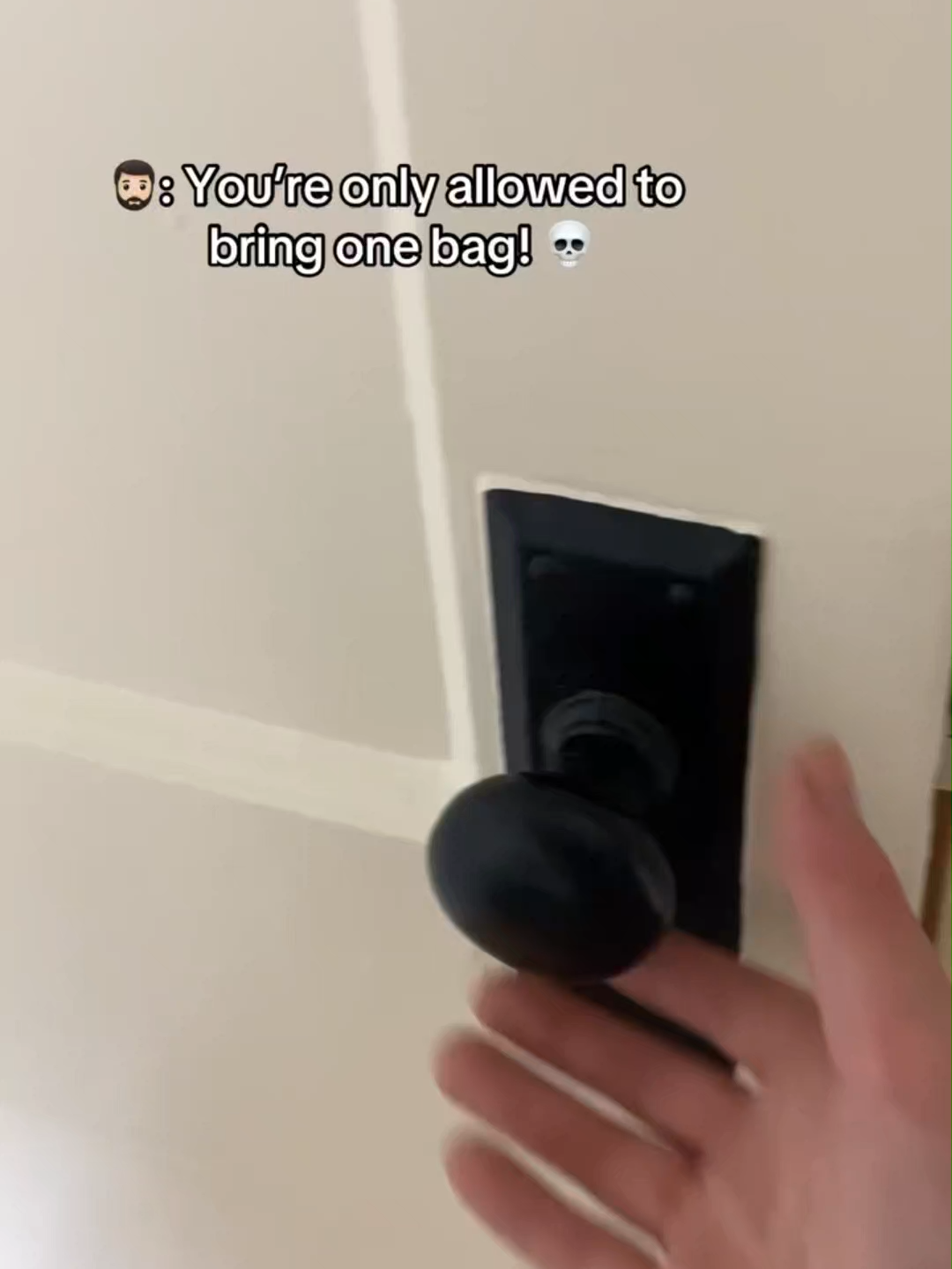 This bag should be illegal… but it’s TSA-approved 😏✈️ #carryonhack #viraltravelbag #airporttips