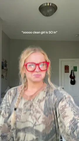 basically if donna sheridan and phoebe buffay had a kid, raised by elle woods, in the country, you’d have me.  #humansunshineclub #anticleangirlaesthetic #ecclecticstyle #colorful 