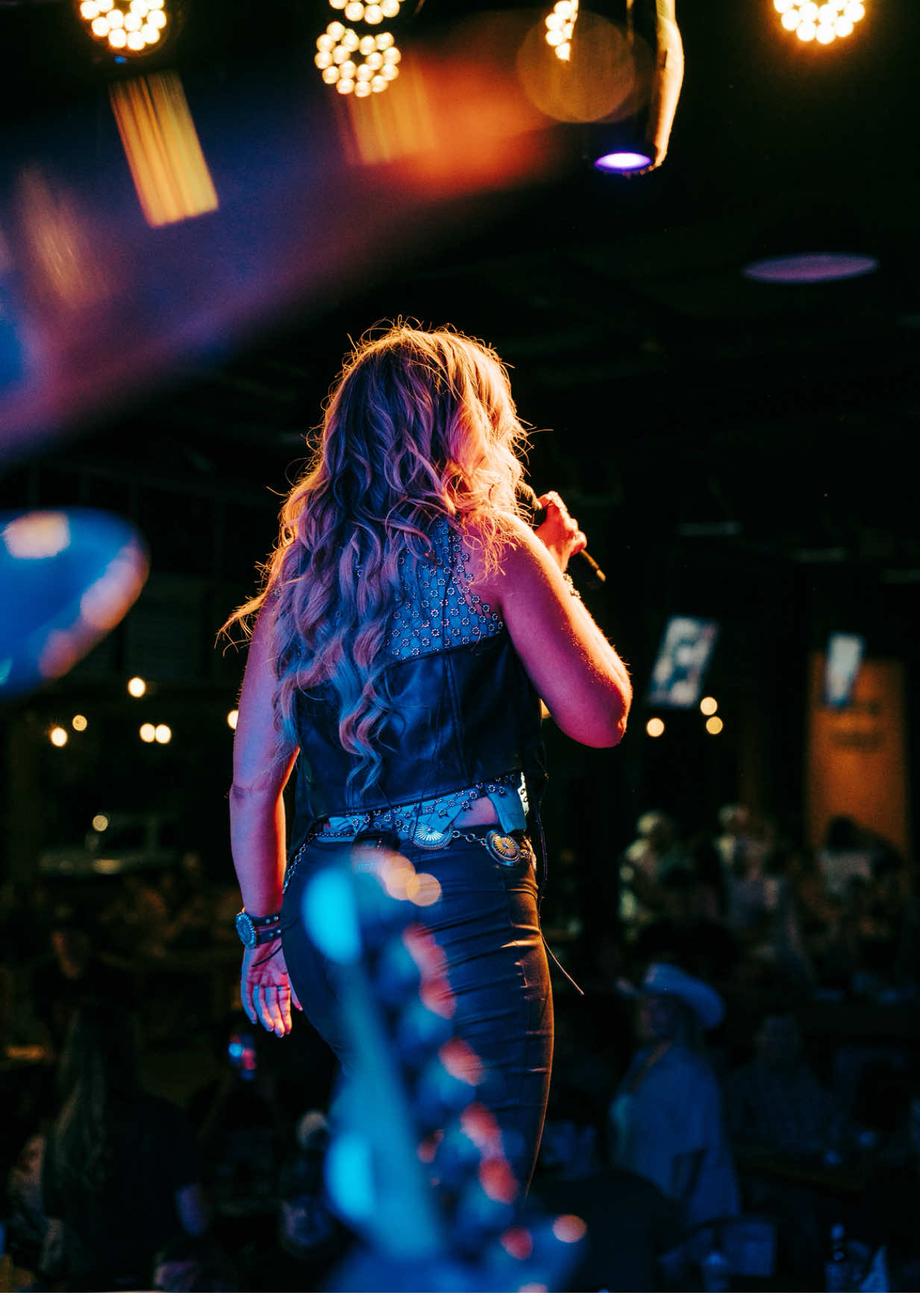 New Song > SOLD OUT CROWD In March I played @gruenehall for the first time W/ @rogercreager and it SOLD OUT… we had so much fun that Roger and his team said “Let’s do it again”… so here we are in July my second time ever to play Gruene and we’ve SOLD IT OUT AGAIN!!!! This video was from the March show and I sang “County Line” for everyone… 800 people singing with me was unreal! Cant wait to do it with yall again this Friday 🤩 Pre-save “County Line” NOW!! Link in my Story✨ 🎥- @joziel_wagner 🎸 #countrymusic #countryrock #katewatson #countrygirl #livemusic #country #concert #newmusic #countyline #spotify #crowd #gruenetexas #gruenehall #historicgruene 