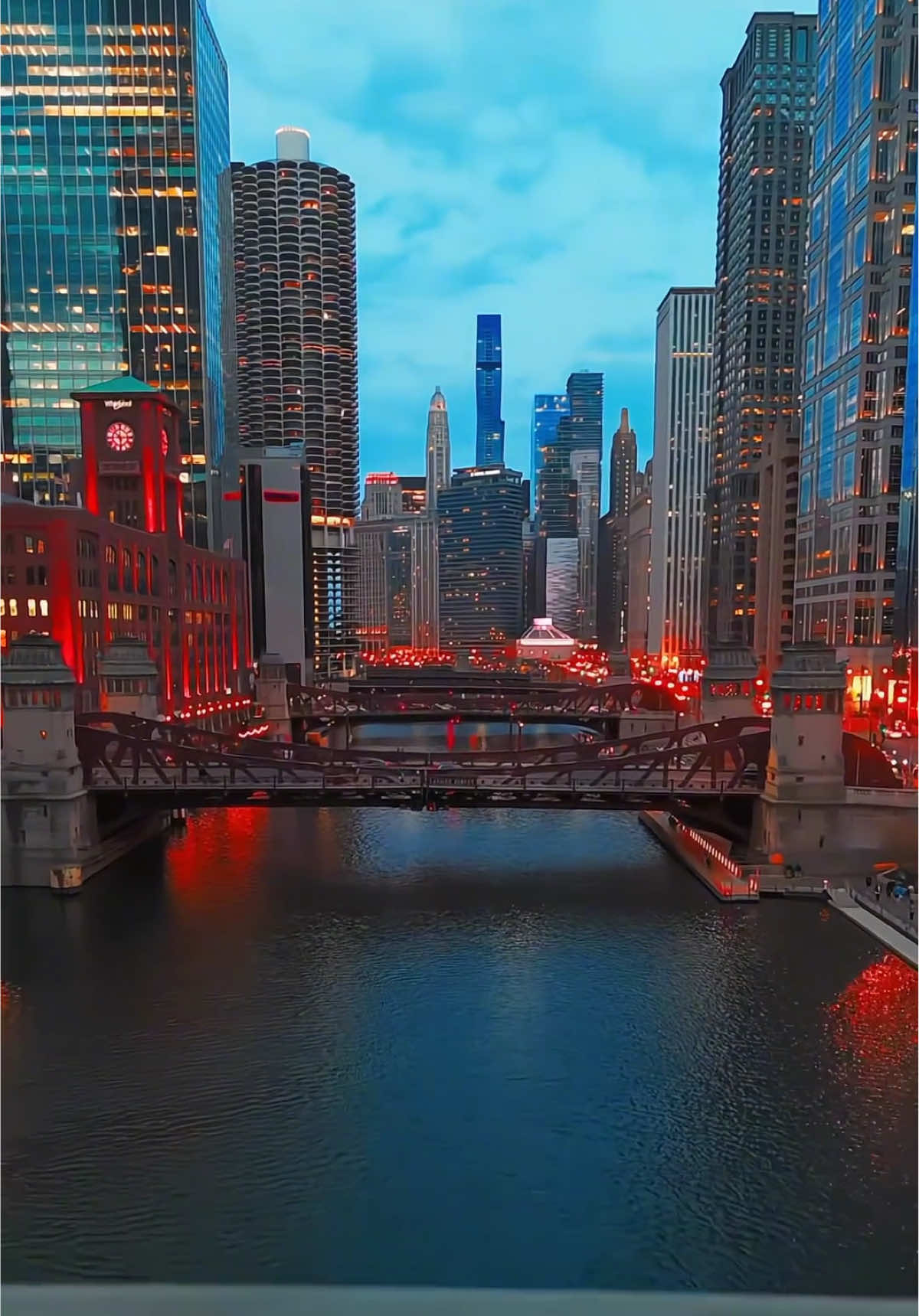 🌆 Chicago – thành phố lớn thứ ba của nước Mỹ, một siêu đô thị hàng đầu thế giới 🏙️🇺🇸 Nằm bên bờ hồ Michigan, Chicago không chỉ là trung tâm kinh tế, tài chính và giao thông huyết mạch, mà còn là cái nôi của kiến trúc hiện đại, nơi khai sinh ra những tòa nhà chọc trời đầu tiên trên thế giới. 🏛️ Với biểu tượng như Tháp Willis, Viện Nghệ thuật Chicago, và những dãy phố mang hơi thở lịch sử, thành phố này là sự kết hợp hoàn hảo giữa vẻ đẹp cổ điển và sức sống hiện đại. 📸 Chicago xứng danh là “trái tim của nước Mỹ” – một nơi khiến bất kỳ ai ghé thăm cũng phải ngước nhìn, suy ngẫm và trầm trồ. #Chicago #PhongCảnhThànhPhố #CôngTrìnhBiểuTượng #DuLịchToànCầu #SiêuĐôThị