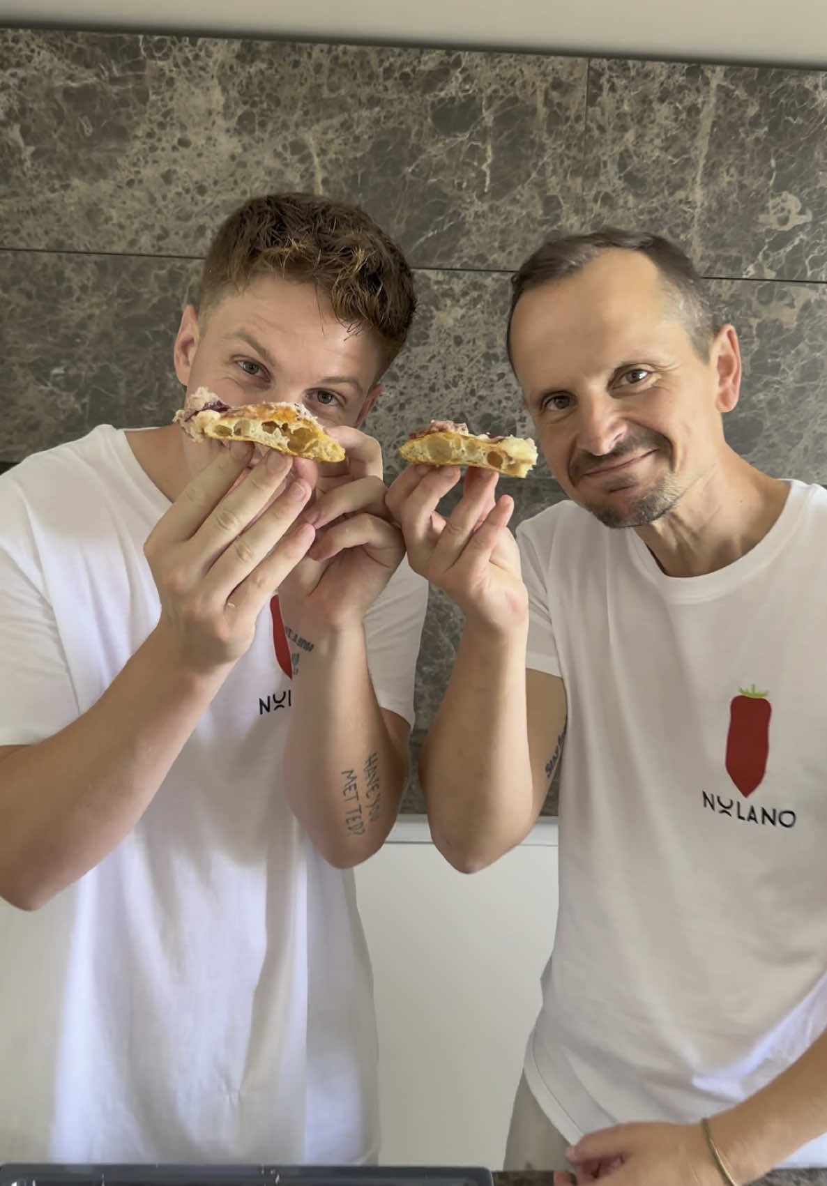 PIZZA IN TEGLIA ROMANA 🍕 GUARDA LA RECETA 📼 de @Alex Campisi  para 1 bandeja de 40x30 cm 	•	350 g de harina “00” con 13 g de proteína 	•	270 ml de agua 	•	5 g de levadura fresca  	•	10 g de sal 	•	15 ml de aceite de oliva virgen extra (AOVE) ✅ Empieza con la harina, la levadura y 210 ml de agua. Una vez que la masa tome consistencia, añade la sal y sigue amasando hasta que esté bien lisa. Ve agregando los 60 ml de agua restantes poco a poco, siempre esperando a que se absorba la anterior. Por último, incorpora el aceite de oliva virgen extra. ✅ Fermentación de 24 horas en la nevera hasta que duplique su tamaño. Luego forma la bola de masa haciendo un pliegue (o varios), y deja reposar 3 horas. ✅ Estira la masa y hornea a 250 °C durante unos 13 minutos en modo estático. Hacia el final, añade los ingredientes/condimentos y vuelve al horno 2-3 minutos más 🔥 ¡BRUTAL!  #pizza #pizzanapoletana #amantesdelapizza #masa #comida #foodblogger #foodstagram #comidaitaliana #Receta #pizzaenbandeja