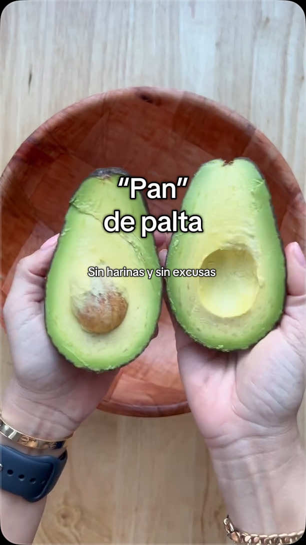 🥑 PAN DE PALTA con solo 3 ingredientes 😱 Sin harinas, sin gluten, sin excusas. ¡Listo en minutos y perfecto para tu plan keto o low carb! ¿Te imaginás hacer “pan” sin usar pan? Esta idea con palta es una bomba: fácil, rica, crocante y lista para armar tu sándwich saludable con lo que tengas en casa 🙌 📌 Ideal para llevar al trabajo, al cole o para un almuerzo rápido y liviano. 📝 Ingredientes: 	•	1 palta madura 	•	1 taza de queso rallado 	•	1 huevo 	•	Sal, a gusto 🔥 Preparación: 	1.	Pisá la palta en un bowl, agregá el queso rallado, el huevo y sal. Mezclá todo. 	2.	Formá dos porciones sobre papel manteca en sartén o placa para horno. 	3.	Llevá a horno precalentado a 180 °C por 15 a 20 minutos. 	4.	Usalas como base para tus sándwiches favoritos. ¡Podés rellenar con queso crema, tomate, pepino, aceitunas… o lo que más te guste! ❤️ Guardala si querés probarla y compartila con alguien que viva a sandwichitos pero quiere comer más saludable. Gracias a @healthyfitnessmeals por la inspiración 🙌 #panfitness #sandwichsaludable #recetasketo #panlowcarb #pandesalud #recetasfáciles #ketorecipes    