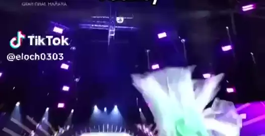 Miss Universe Latina, el reality de belleza de Telemundo, tuvo una semifinal accidentada, la noche de este pasado domingo, y en plena transmisión.  El suceso ocurrió cuando la primera aspirante, Laura Perez, cayó de una altura de 3 metros.  Ella debía lanzarse al vacío desde una plataforma -sostenida por cuerdas y arnés- para agarrar una corona que estaba colgada sobre el escenario.  Pero cuando ella se lanzó cayó estrepitosamente. Y todo se vio en vivo.  Los servicios de emergencia acudieron para atender a la joven, cuyo estado de salud se desconoce hasta este momento. #missuniverse 