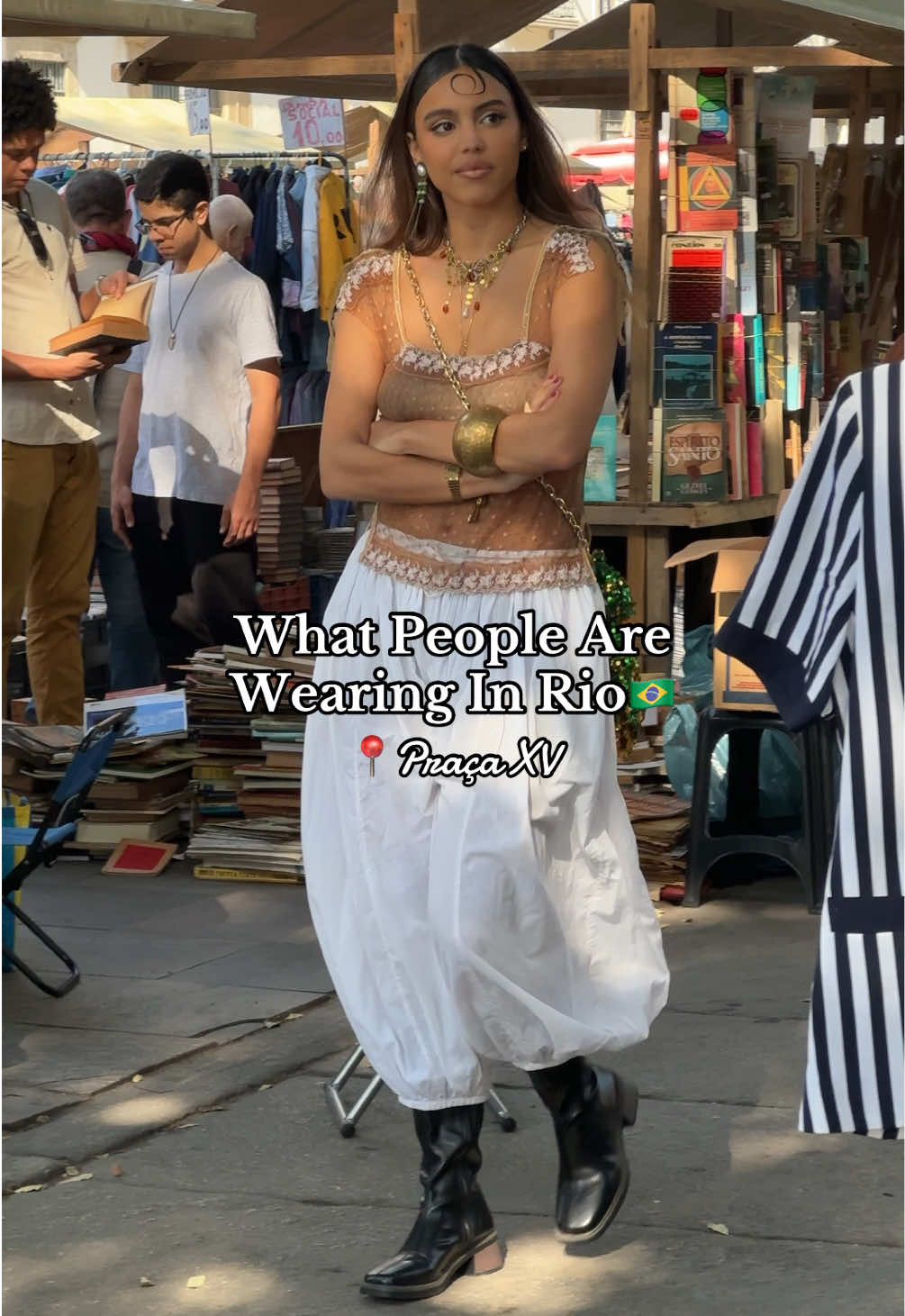 O clássico rolê de um sábado carioca🪑🪞 Looks que amei ver pela feira de antiguidades da Praça XV🪆 qual foi seu favorito? 🤎 #whatpeoplearewearing #StreetStyle #foryou #fy #riodejaneiro #moda #brazil 