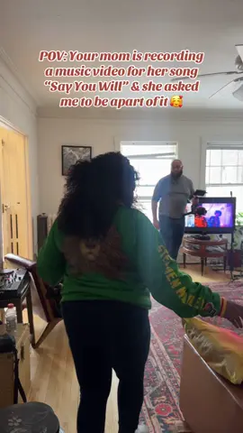 a little bts of my mom’s music video. it still isn’t posted but if you wanna hear more of my mom and her band, go to my YouTube channel: @ellenaomi.gabrielle or click the link in my bio🥰 #fypシ #draft #gabriellenaomi #keshena #musician 