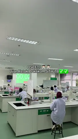 hah di ITB ada OSCE?!! ini namanya ujian ketok yang biasanya dilakukan ketika ujian praktikum di SITH ITB khisusnya Rekayasa Pertanian. sistemnya ketika bel berbunyi harus bergeser ke soal berikutnya selesai tidak selesai dan tidak bisa balik ke nomor sebelumnya..! #praktikum #biokimia #itb #laboratoritum 