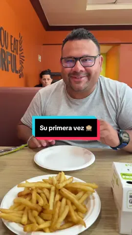 Estamos con @El_nene en #BrendWood #NuevaYork probando el #PolloCampero 🍗  déjame en comentarios de donde es este rico pollo de #Guatemala o de #ElSalvador 🤨 . Los veo en el #Live