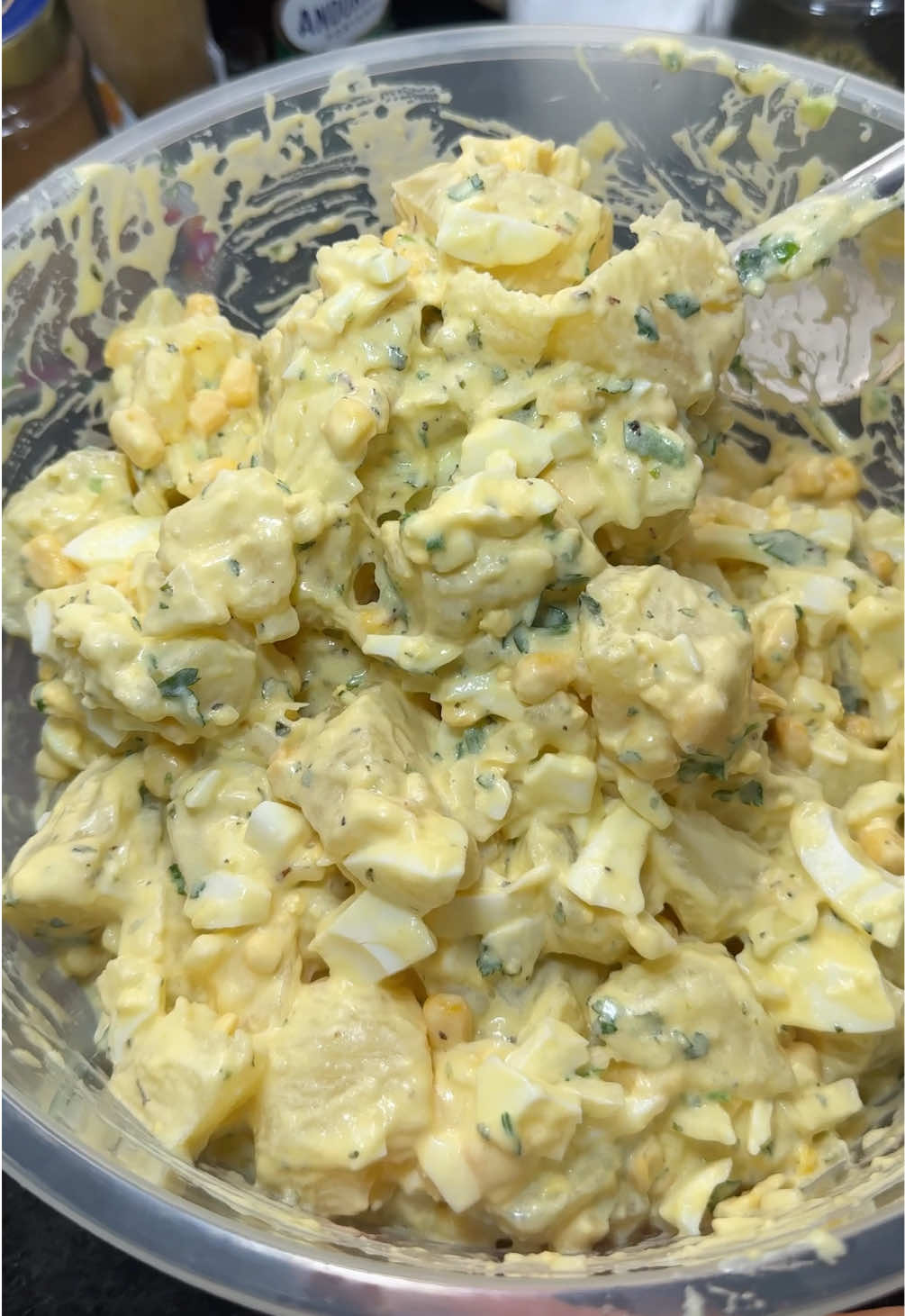 Salada de batata Ingredientes: 14 batatas médias cozidas  7 ovos cozidos  Mostarda aproximadamente 5 ou 6 colheres 3 colheres cheias de maionese  1 cebola picada 1 lata de milho Cheiro verde  Orégano  Sal a gosto  Limão a gosto  Azeite  #fypdonggggggg 