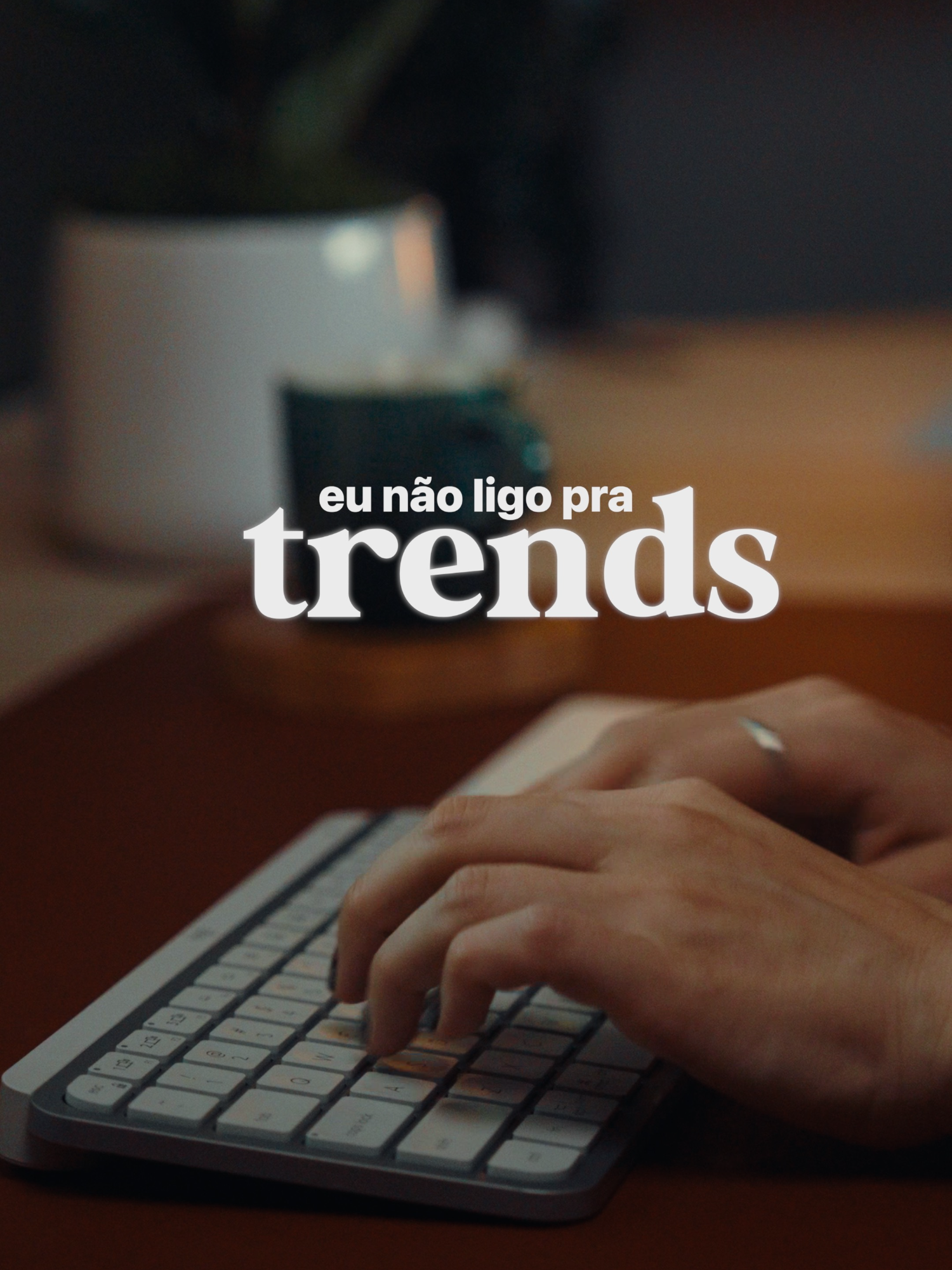 Por que ficar dependendo de algo que muda o tempo todo? Você fica nessa correria maluca: hoje é dancinha, amanhã é transição, depois surge outro formato… e no final das contas, não construiu nada que seja genuinamente seu. A verdade é que encontrar seu próprio formato vale muito mais que copiar o que está “bombando” no momento. O que importa é se você consegue sustentar essa estratégia no longo prazo. Mantenha a simplicidade. Criar conteúdo já não é fácil! Se você ainda tornar o processo complexo, vai acabar desistindo. E tenha muito cuidado com as trends, porque elas podem ser um tiro no pé. Muitas vezes aquele formato viral não tem nada a ver com o público que você realmente quer atrair. Por isso, entender quem é sua audiência e o que ela consome é muito mais importante do que seguir qualquer moda passageira. Concorda comigo? 👇🏻