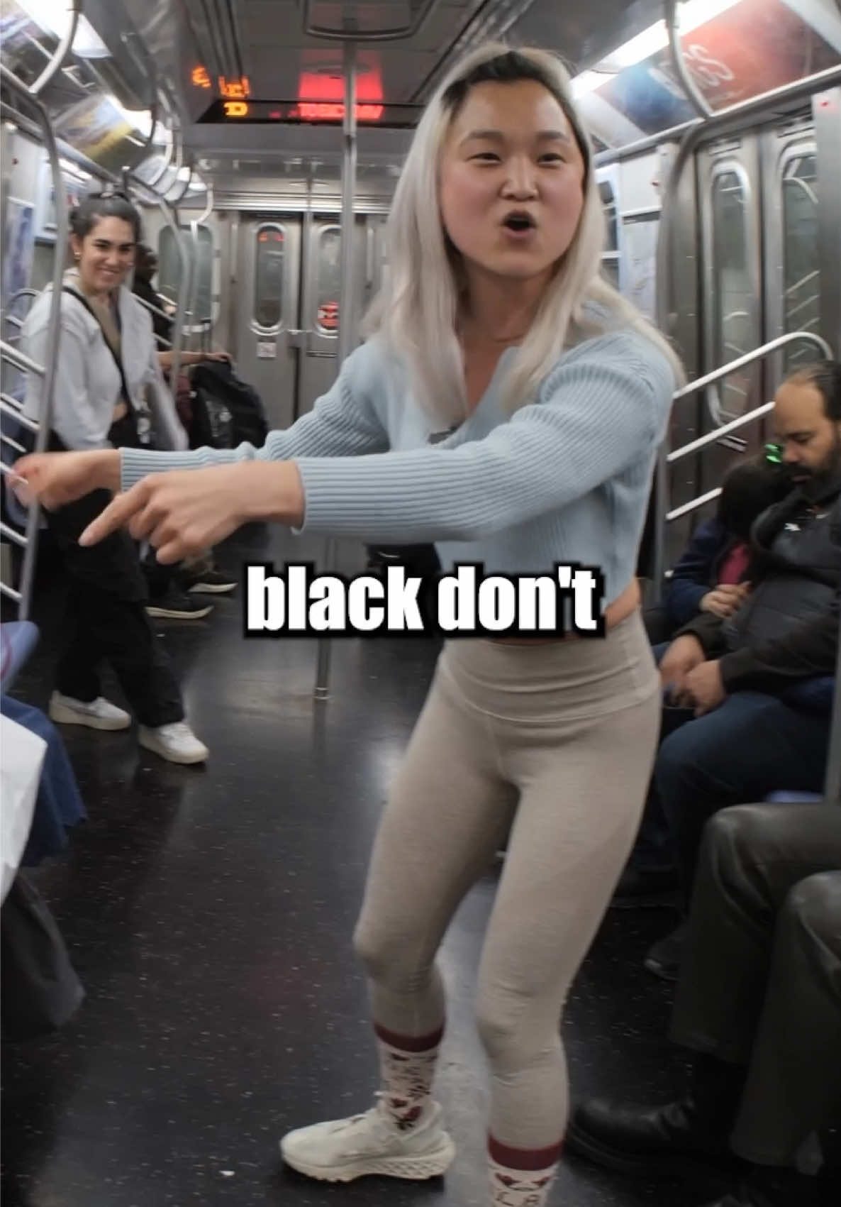 We’re sweating on the subway this week! You coming? #subway #subwaycreatures #subwaypeople #subwaystation #mta #mondaymotivation #workout #blackdontcrack 