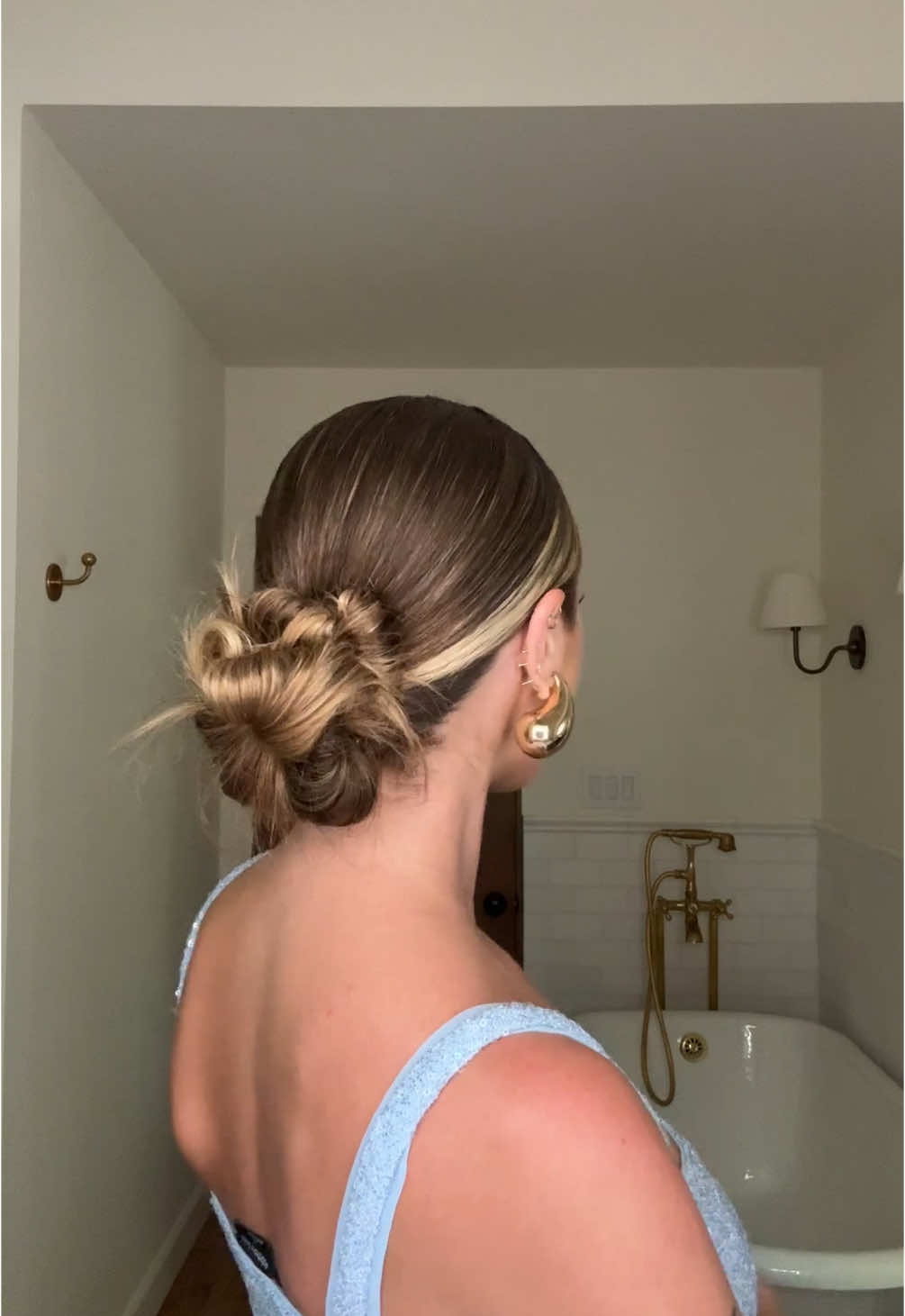 nothing better than a pre wash day slick back that delivers hydration, fights frizz, and leaves your hair feeling silky smooth and shiny! 💧✨☁🫐 using @It’s A 10 Haircare Potion Collection for this look! #ad 