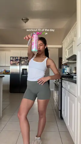 It’s mondayyyyy!!!  Def needed some extra caffeine today🙈🍬💕 #alani #OOTD #gymfit #fitcheck #sahm #MomsofTikTok @Alani Nutrition 