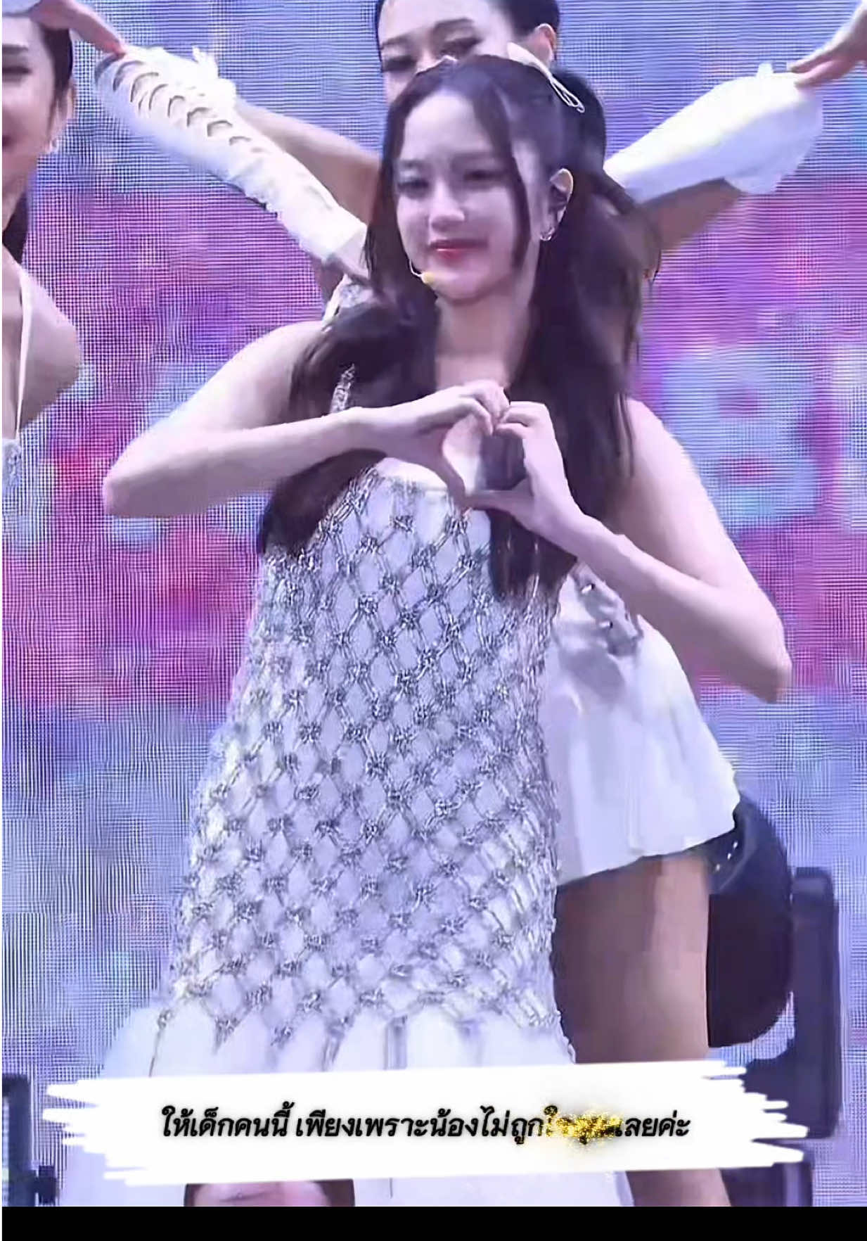 “ยินดี…จากใจน้องฟรีน 🤟🏻💗 ท่อนภาษามือที่แสนอบอุ่นในวันเกิด” ไม่ใช่แค่ร้องเพลง แต่ฟรีนยังใส่ “ภาษามือ” ลงไปในเพลง “ยินดี” เพื่อแฟนคลับผู้บกพร่องทางการได้ยิน 💖🤟🏻 น้องใส่ใจทุกคนจริง ๆ — พี่รักตรงนี้ที่สุดเลยค่ะ 🥺✨ คลิปนี้คือช่วงสุดพิเศษในวันเกิดของฟรีน สโรชา 💝 น้องเลือกถ่ายทอดบทเพลง “ยินดี” พร้อมแสดงภาษามือ เพื่อสื่อสารกับแฟนคลับที่มีความบกพร่องทางการได้ยิน น่ารัก ใจดี และเต็มไปด้วยความอบอุ่นที่สุดเลยค่ะ 🫶🏻 #FreenSarocha #ฟรีนสโรชา #srchafreen #ภาษามือ #HandSign #ยินดี 