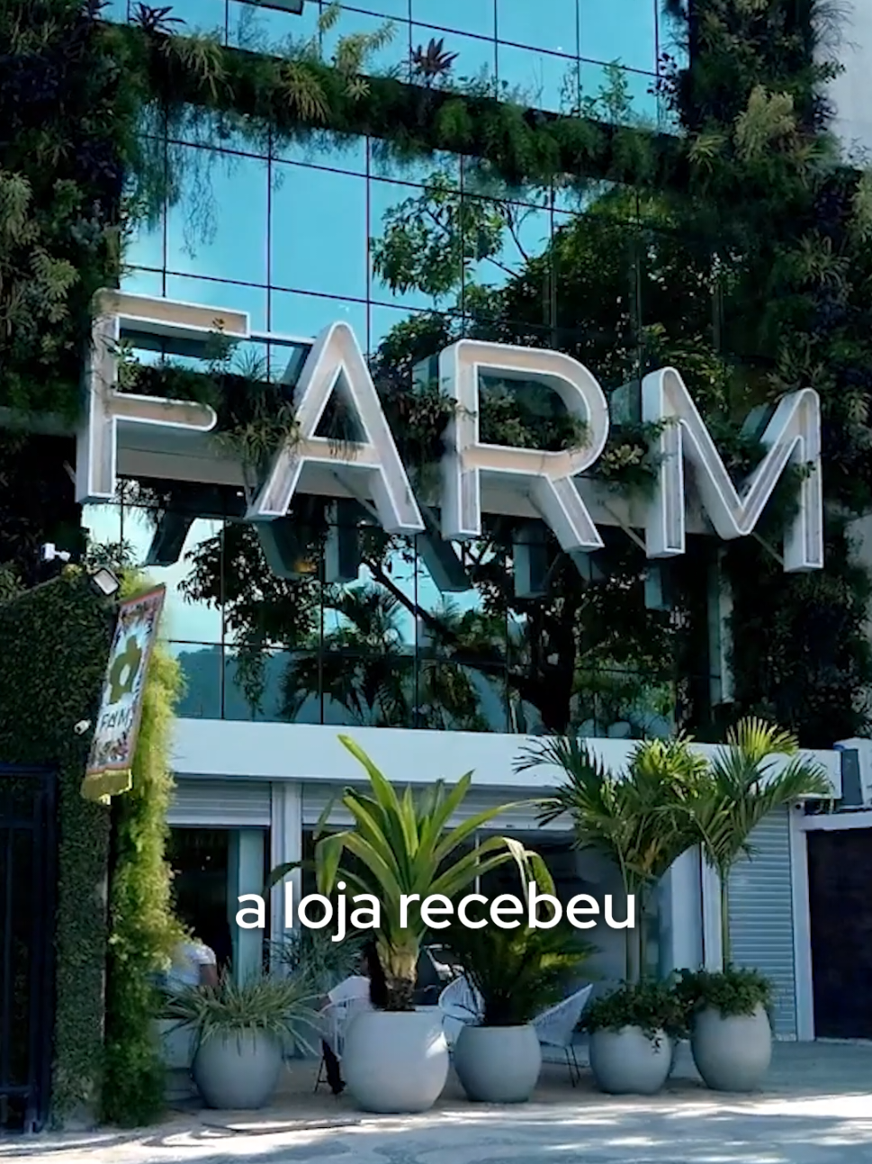 Ela começou com R$1200 em um estande de 4m². Hoje a Farm fatura quase 2 bilhões e já chegou até em Dubai. Conheça a história da marca que conquistou o Brasil com cores e estampas. #Farm #HistóriaDaFarm #Empreendedorismo #ModaBrasileira #GrupoSoma 