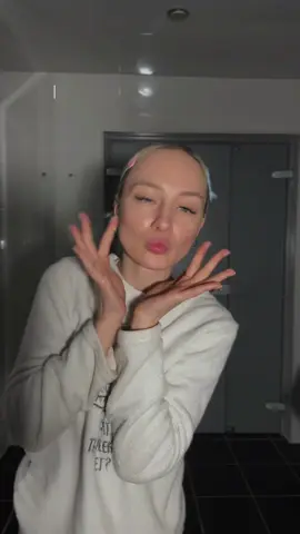 Главные правила правильного умывания 🫧🧽 • всегда мойте руки перед умыванием  •умываетесь теплой или прохладной водой  •пользуйтесь только гелем для умывания , у меня от @gordoskin с алое •не трите сильно кожу  •умывайтесь гелем не меньше 60 секунд  •промакивайте лицо одноразовой салфеткой  🙌🏻сохрани правила , чтобы не потерять  #gordocreator4