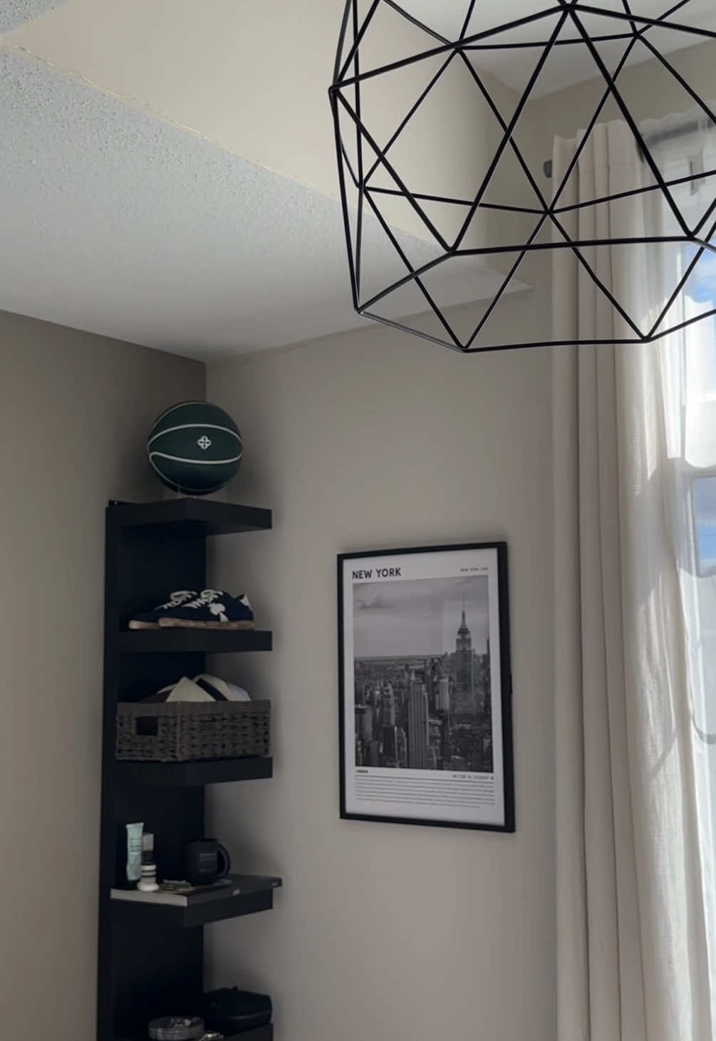 LWK SO TUFF @comrade berlin #mensroom #mensdecor #basketballdecor #viral #mensroominspo #RoomTour 