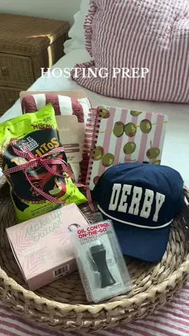 just pouring sweat from running around 10 min before lollll ♥️♥️ #hosting #guestbedroom #guestbathroom #hostingideas #giftbasket 