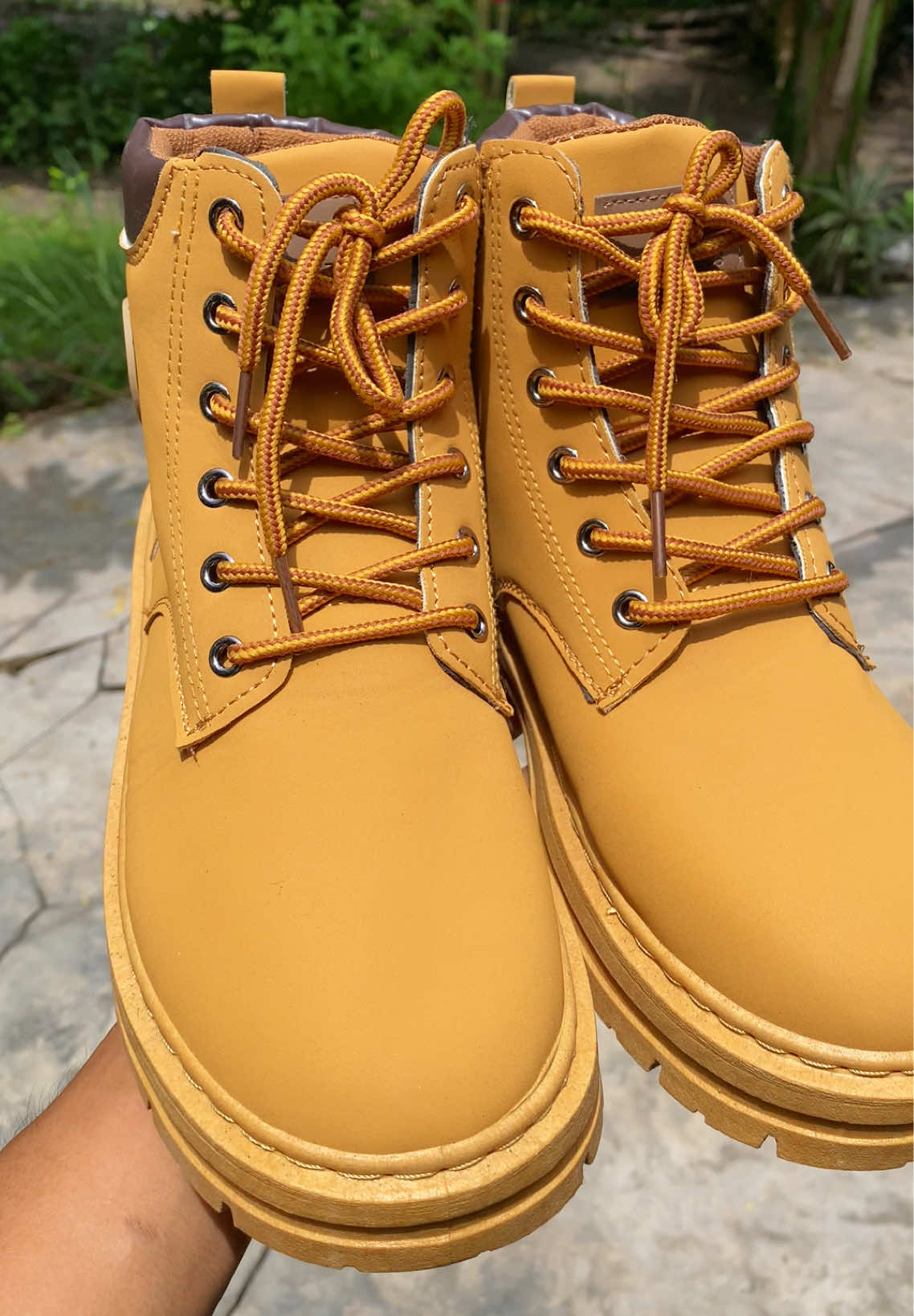 Di mabigat sa paa kaya sobrang comfy nya to wear.  #boots #martinboots #footwear #bootsformen 