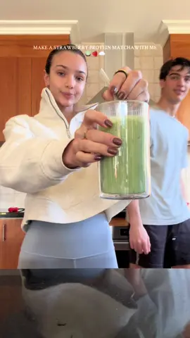 Make a strawberry protein matcha with me 🍵🍓☁️ #matcha #makeamatchawithme #strawberrymatcha #rokebyproteinsmoothie #strawberryrokeby 