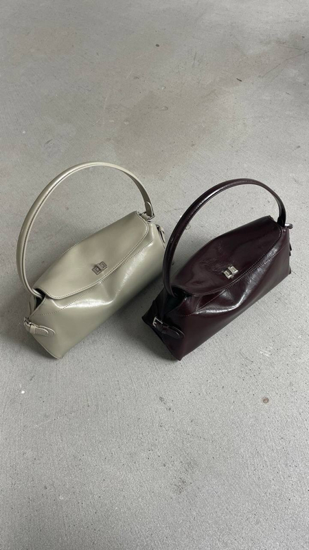 Unlock the secret to effortless style—shop now before our limited stock disappears! #vintagedesignerbags #leatherbag #handbaglover #leatherbags #handbagreview #bagmusthaves #bestcrossbodybag #lanashoulderbag #handbaglovers #luxurybaghaul