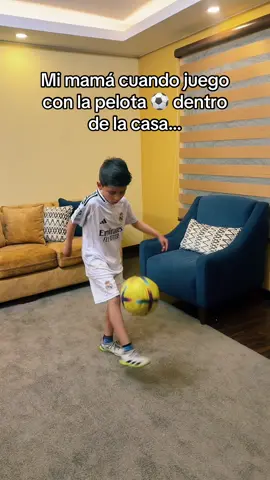 Tiene como un super poder para saber cuando juego con la pelota ⚽️.                                 Santi_10 #humor #foryou #viral #futbolista #madreehijo #tiktokfootballacademy 