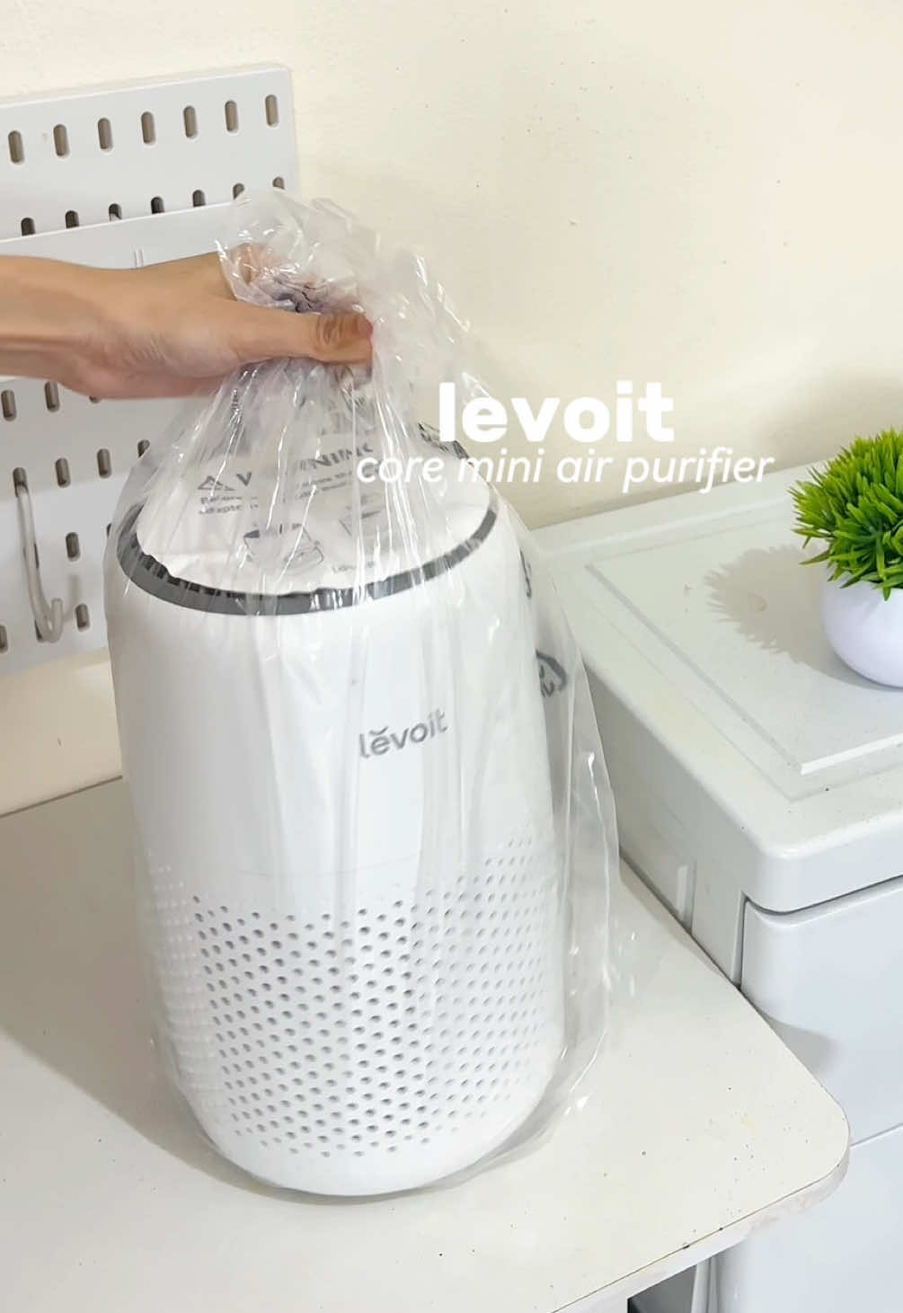 say goodbye buat debu debu yang ada di kamar kost aku😛👋🏻🍃 #levoit #levoitindonesia #minidiffuser #levoit