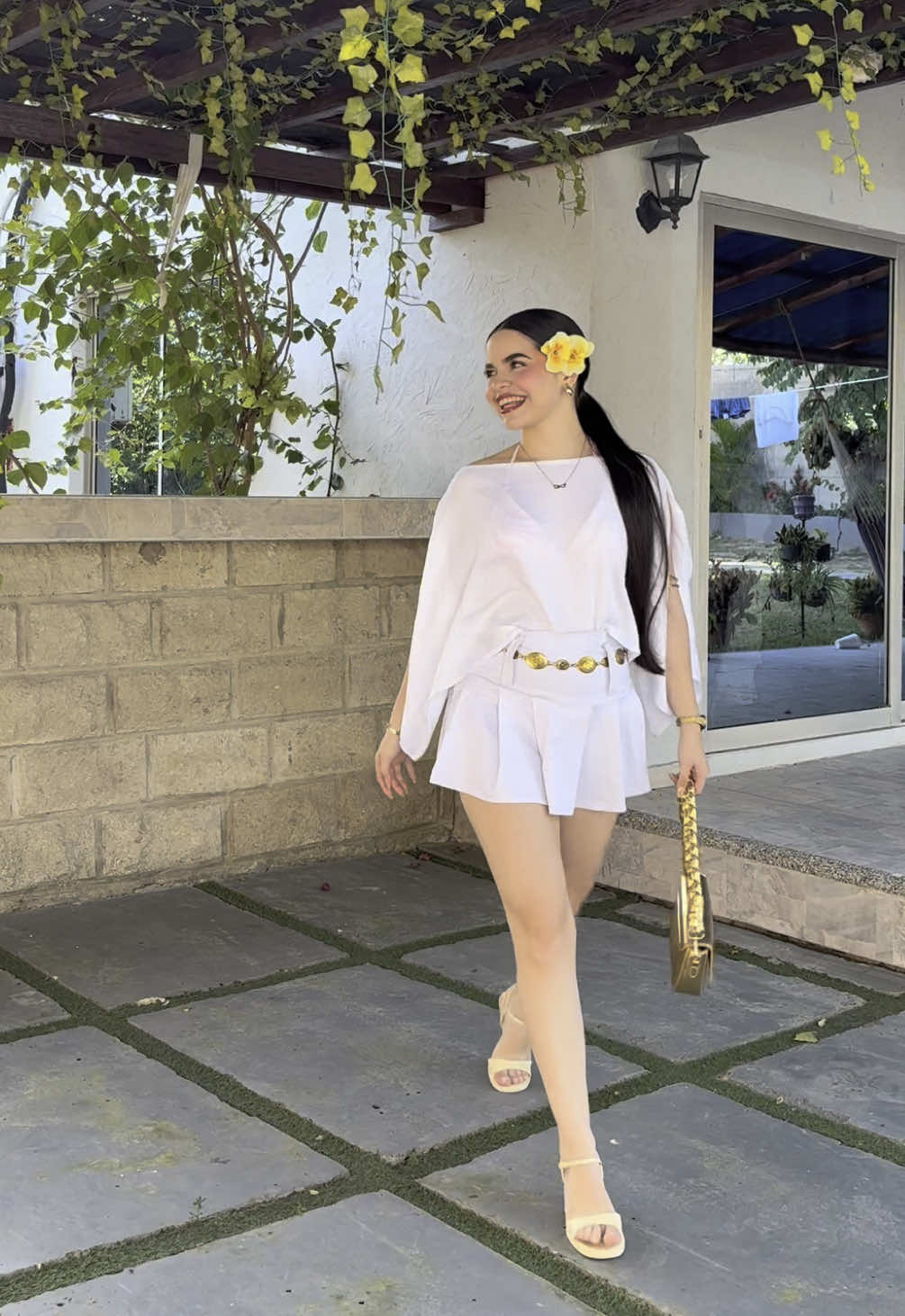 Llega con la novia más linda, que mas quiereeeee🏊🏻‍♀️🌼🍹🤍✨ #fyp #couple #oufit #styleinspo #xybca #Love #paratii #trend #trendingsong 