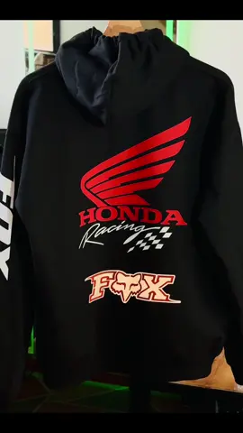 🔥 Buzo estilo Honda con detalles rojos, blancos y reflectivos, inspirado en la marca FOX y personalizado por nuestro cliente. ¡Un diseño único y con toda la actitud! ¿Quieres el tuyo? 📲 Escríbenos al 321 473 3185 Aura Estampados – Personalizamos tu pasión. #honda #fox #foxracing #racing #honda #hondaxr190l #MotosColombia 