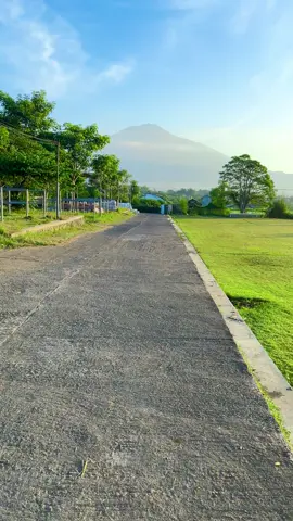 Pagi hari di Lapangan desa dau, kabupaten Malang   #malang #exploremalang #kabupatenmalang #malangraya #malangvibes #mentahanvideo #sailorsong #fyp 