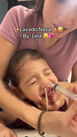 ✨Lavado Nasal By: Leia✨ Mi hija mayor quiso grabarle a sus amigos como ella se deja hacer el lavado nasal, me parece súper interesante 🧐 como en los videos no llora 😂 pero la realidad es otra 😂 #momlife #information #lavadonasal #maternidadreal 
