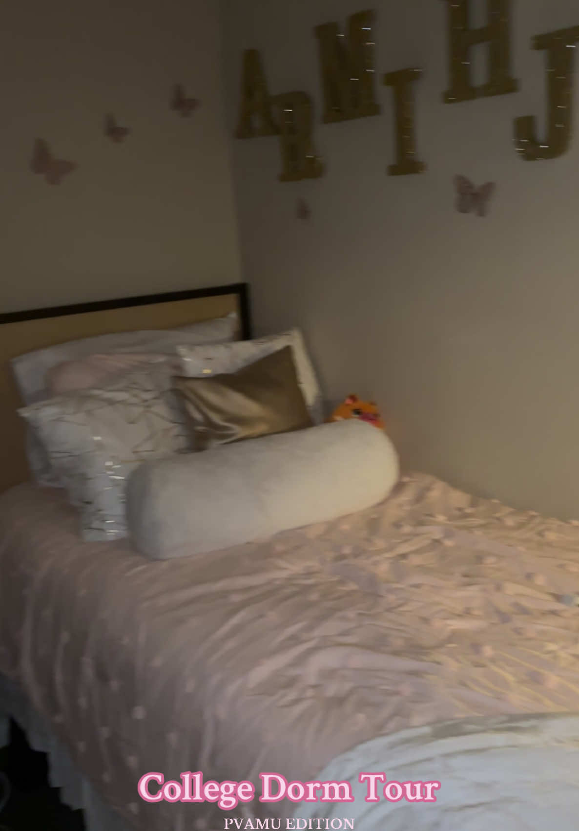 since school is about to start again I figured I'd share my room from my freshman year(2nd semester I changed it up a bit) and I DEFINITELY will be decorating my apartment so cute this year!! #fyp #viral #dormtour #pink #gold #white #mihjasworld 