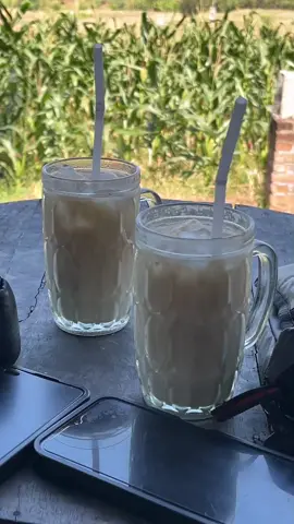 Panas panas menikmati angin semilir sambil minum Es  #fyp #fypage #kopilawakponorogo #ponorogo24jam 