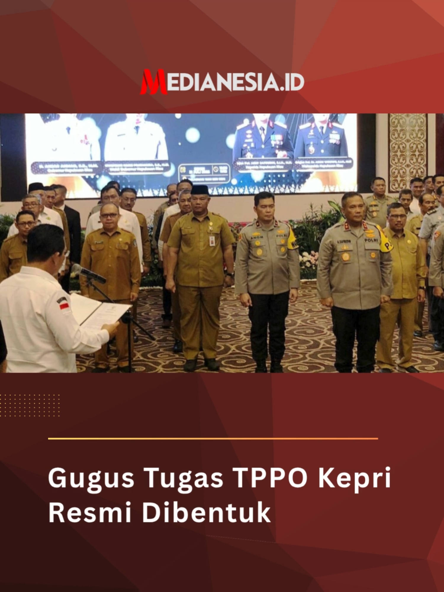 Gugus Tugas TPPO Kepri Resmi Dibentuk Pemerintah Provinsi Kepulauan Riau (Kepri) resmi membentuk Gugus Tugas Pencegahan dan Penanganan Tindak Pidana Perdagangan Orang (TPPO). Gugus tugas ini melibatkan lintas sektor, mulai dari pemerintah daerah, TNI, hingga kepolisian, untuk memperkuat sinergi dalam memberantas praktik perdagangan orang yang masih marak terjadi di wilayah perbatasan. Baca selengkapnya di medianesia.id #news #tiktokviral #tiktoknews #medianesiaid #fyp #pemprovkepri #tppo #poldakepri #tni #kepri