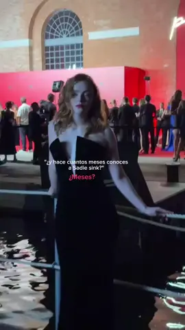 Se q hay vídeos k nada q ver con la fecha, pero esqqqq no me dio tiempo de descargar más clips, ok? Perdón la inactividad, e estado ocupada pero ya voy a actualizar más seguro, está vez lo lo prometo. Aunque no actualice seguido, eso no significa que no la ame, la adoro bastante con toda mi vida, siempre la llevo presente en photocards, en mi mente y en mi corazón. Cada que veo una pelirroja me acuerdo de sads, o cada que veo a alguien de ojitos azules me acuerdo de ella, igual pasa con el naranja, aunque su color favorito es el rojito por su pelo el naranja me hace acordarme de sadiesita, si supieran cuanto la amo. Ah, ya sé que quizá 3 años no es mucho, pero no importa el tiempo, si no lo mucho que la amo y lo especial que es para mí.🫶🏻💘#viral #paratii #amoasadiesita💘 #amoasadiesita💘 #amoasadiesita💘 #viral #prada #flypシ #flop #sadiesink #fyp #noflop #actriz #video #amoasadiesita💘 #viral #💘 #noflop #amoasadiesita💘 #sadiesink #viral #noflop 