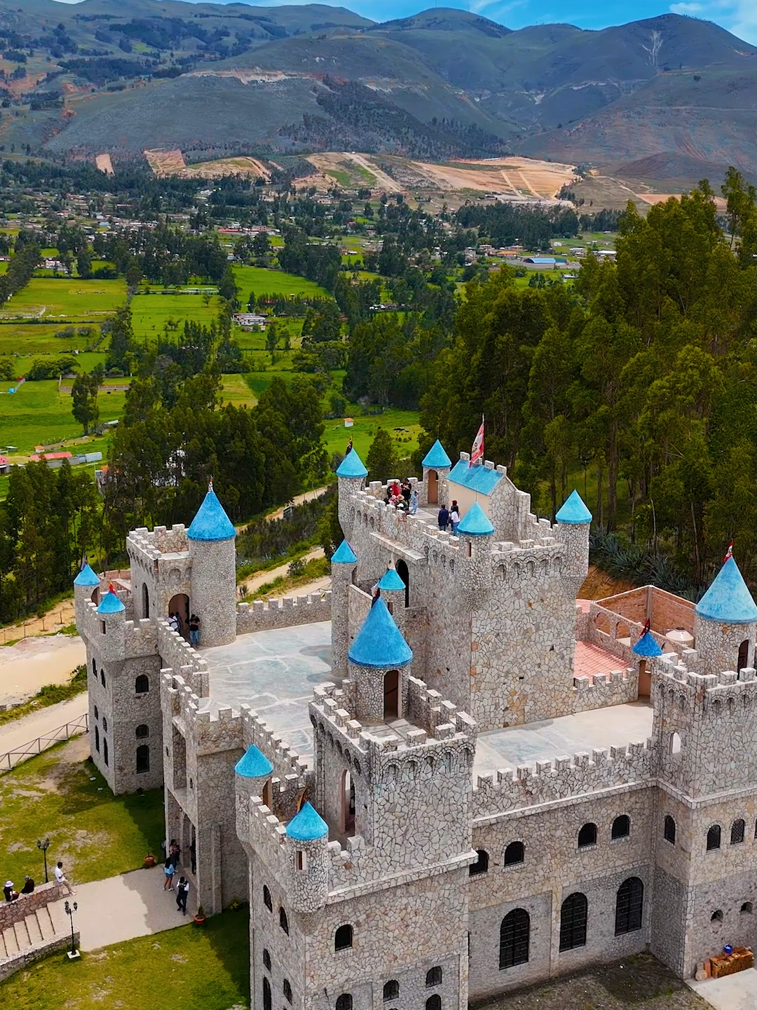 ¡Parece sacado de Disney, pero es Llacanora - Cajamarca!😂 . . . #cajamarca #cajamarca_perú🇵🇪 #perú_tiktok #turismoperu #turismo #perú🇵🇪tiktok #cajamarca_perú🇵🇪😍100 #cajamarcaperú #paisajes #perú #paisajesnaturales #tour #turismocajamarca #cajamarca_perù #cajamarcaperú #castillo #quevisitar #lugaresparavisitar #lugaresparaconocer #pueblosmagicos #pueblitosmagicos #instagrameable #paisajes #top #lugaresmagicos #yanamarca #castillodeyanamarca #campiñatours #viral #fy #fyp #paratii #foryoupage #paratiiiiiiiiiiiiiiiiiiiiiiiiiiiiiii